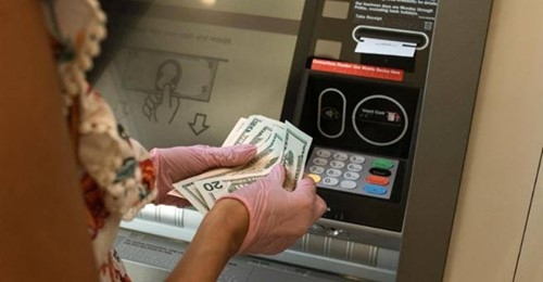Rappresentazione visiva dell'articolo: Bancomat, ecco come cambiano i prelievi di contante: più commissioni e meno Atm